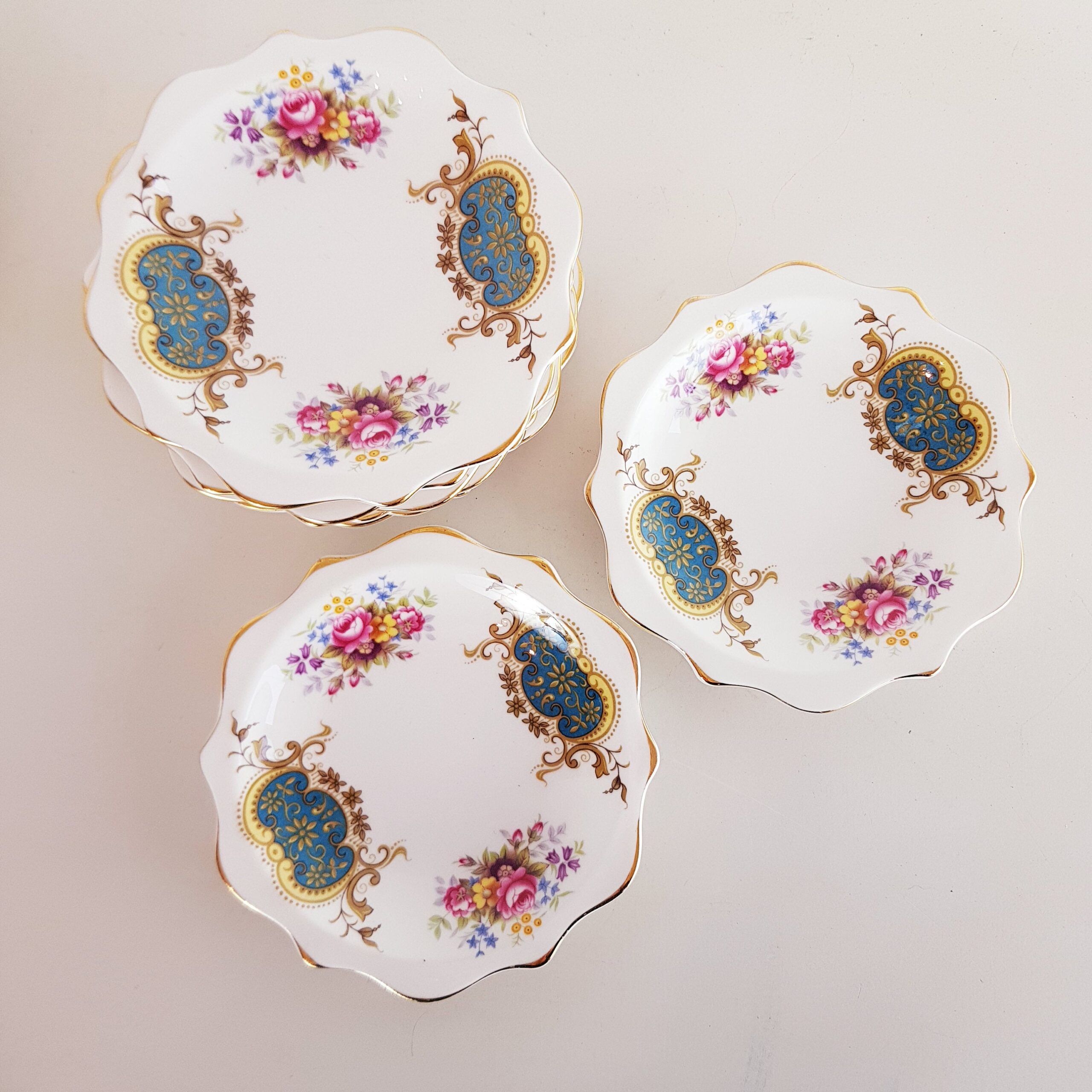 0061f16a-2b75-55d9-88f3-47cca9acf616.jpg Royal Albert Berkeley Bone China Set – Floral Blue Pattern, 6 Pieces - Image 1