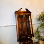 Georgian Style English Wood Display Cabinet with Glass Doors and Key - Image 3