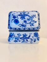 Porcelain Jewelry Box – Blue Onion Danube Design, Hand Painted Vintage Keepsake - Image 7