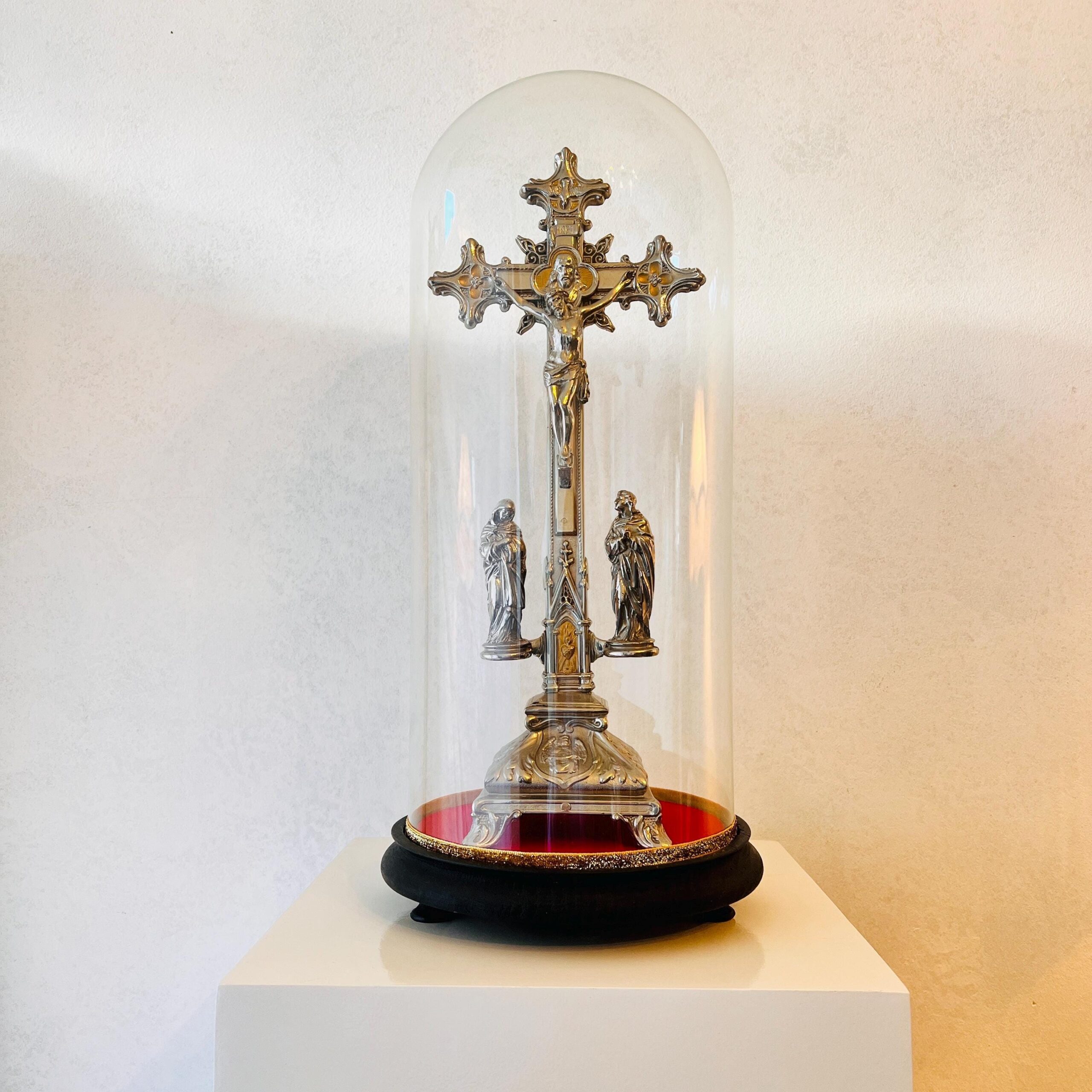 429e53fe-ce79-577d-a60e-1cfbe3d56a35.jpg Glass Dome Crucifix – Vintage Standing Cross Display with Ornate Brass Base - Image 1